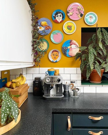tableau murale pour cuisine avec des assiette multicolores