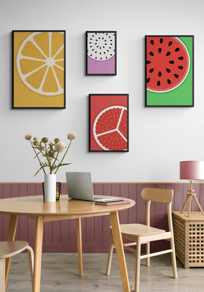 des tableaux cuisine avec des illustrations de fruits sont encadrés dans un cadre noir