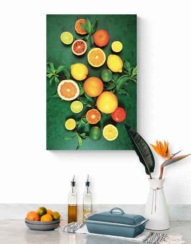 Un tableau d'agrume jaune et orange habille les mus d'une cuisine blanche.