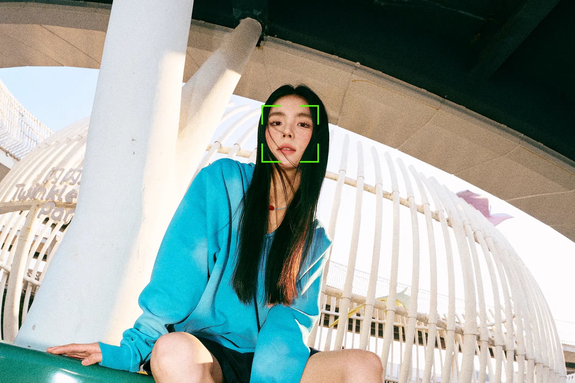 TTArtisan AF 14mm F3.5 APS-C img sample is featuring women who wears a blue hoody