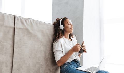 femme écoutant de la musique avec un casque audio
