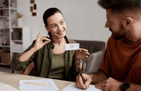 femme apprenant la langue chinoise a un homme