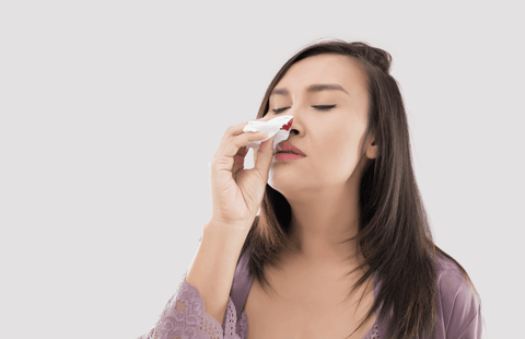 femme saignant du nez