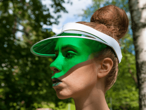 femme dans la nature portant une visiere verte