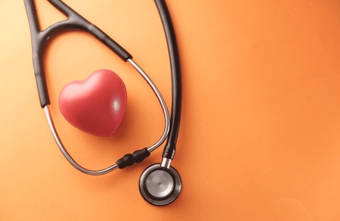 stetoscope avec coeur rouge