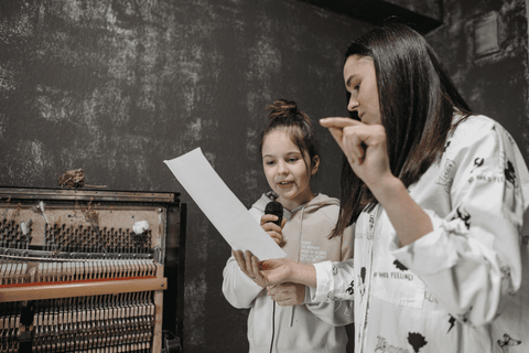 fille qui prend des cours de chant