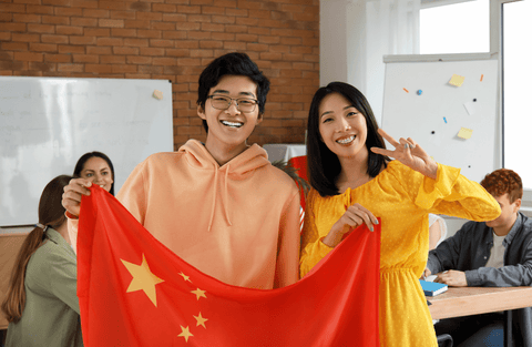 etudiants tenant un drapeau chinois