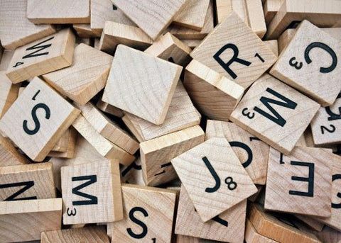 Des lettres de Scrabble en bois sont mélangées
