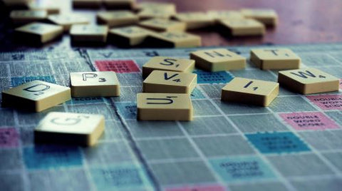 On aparçoit sur cette image des lettres de Scrabble sur un plateau de jeu