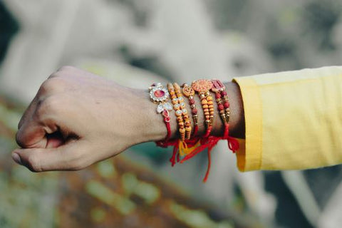 Une femme tend son bras pour montrer ses bracelets