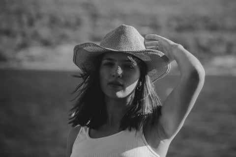 Photo en noir et blanc d'une femme portant un chapeau