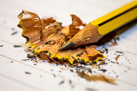 Un crayon à papier de couleur jaune et noire a été taillé