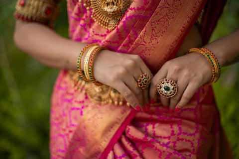 Une femme se tient la main avec ses bracelets
