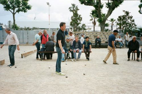 Des hommes jouent à la pétanque