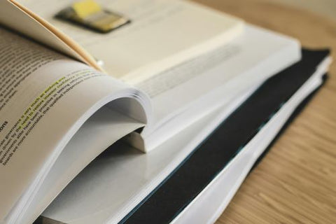 Un livre ouvert contient une ligne de texte surlignée en jaune