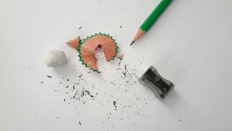 Un crayon à papier de couleur verte a été taillé dans un taille crayon