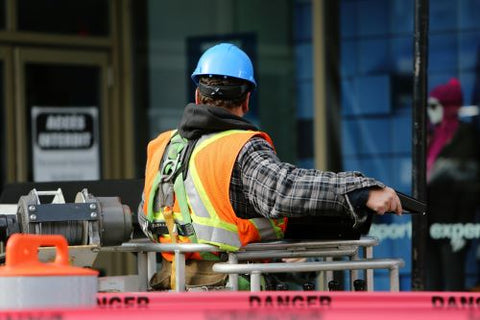 Un homme travaille sur un chantier et s'assure de la sécurité