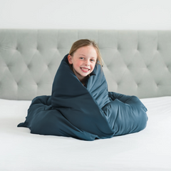 Se Hugged® Bambus junior sengetøj 100x140 cm - Navy blå 100x140cm hos Hugged.dk