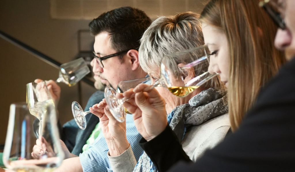 mehrere Sommeliers bei einer Weinprobe