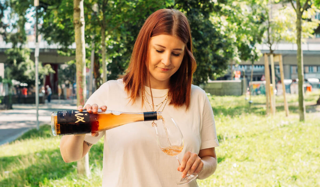 Unsere Sommelière Theresa, wie sie einen Rosé vom Weingut Felix Mayer ausschenkt