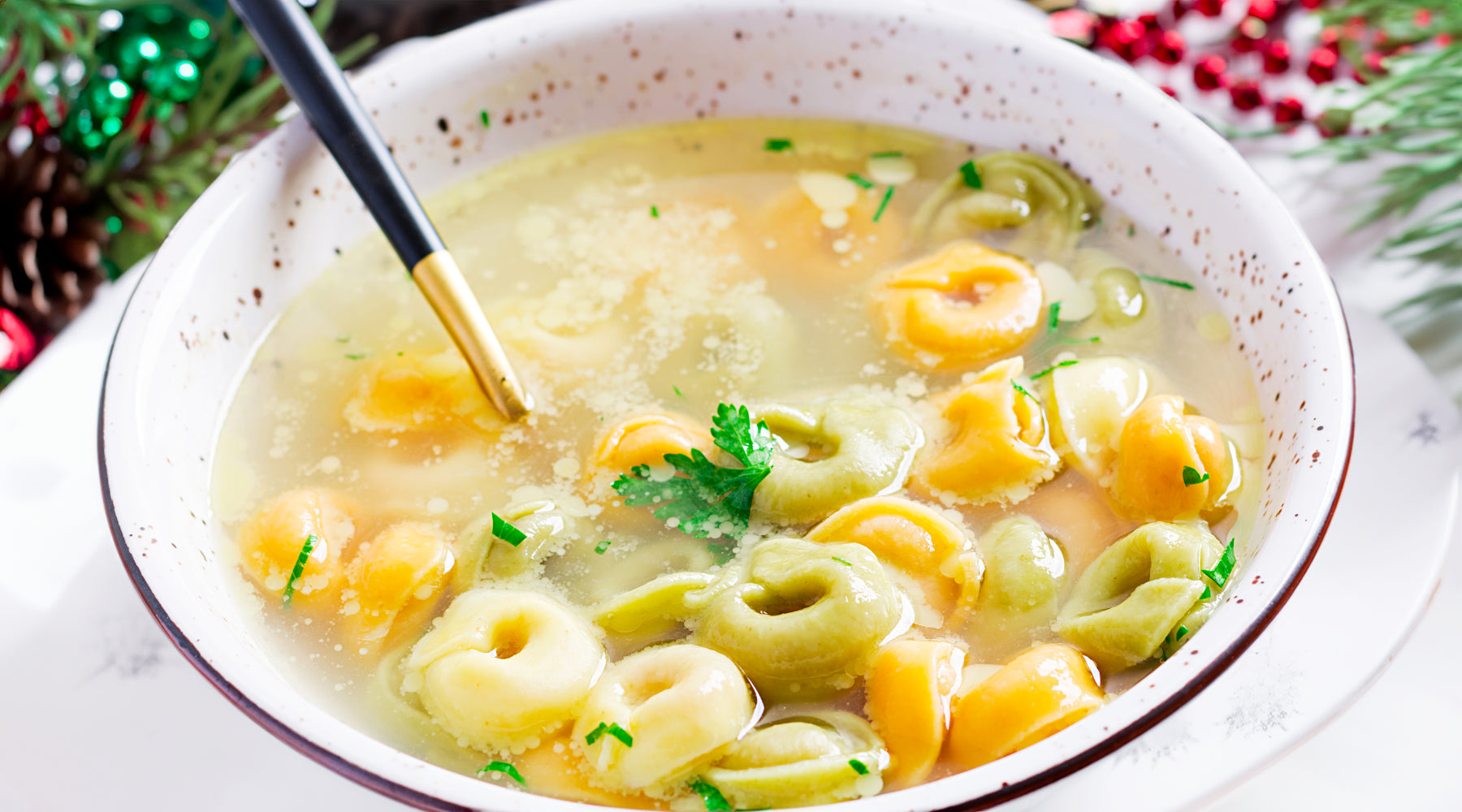 Plat de tortellini en bouillon