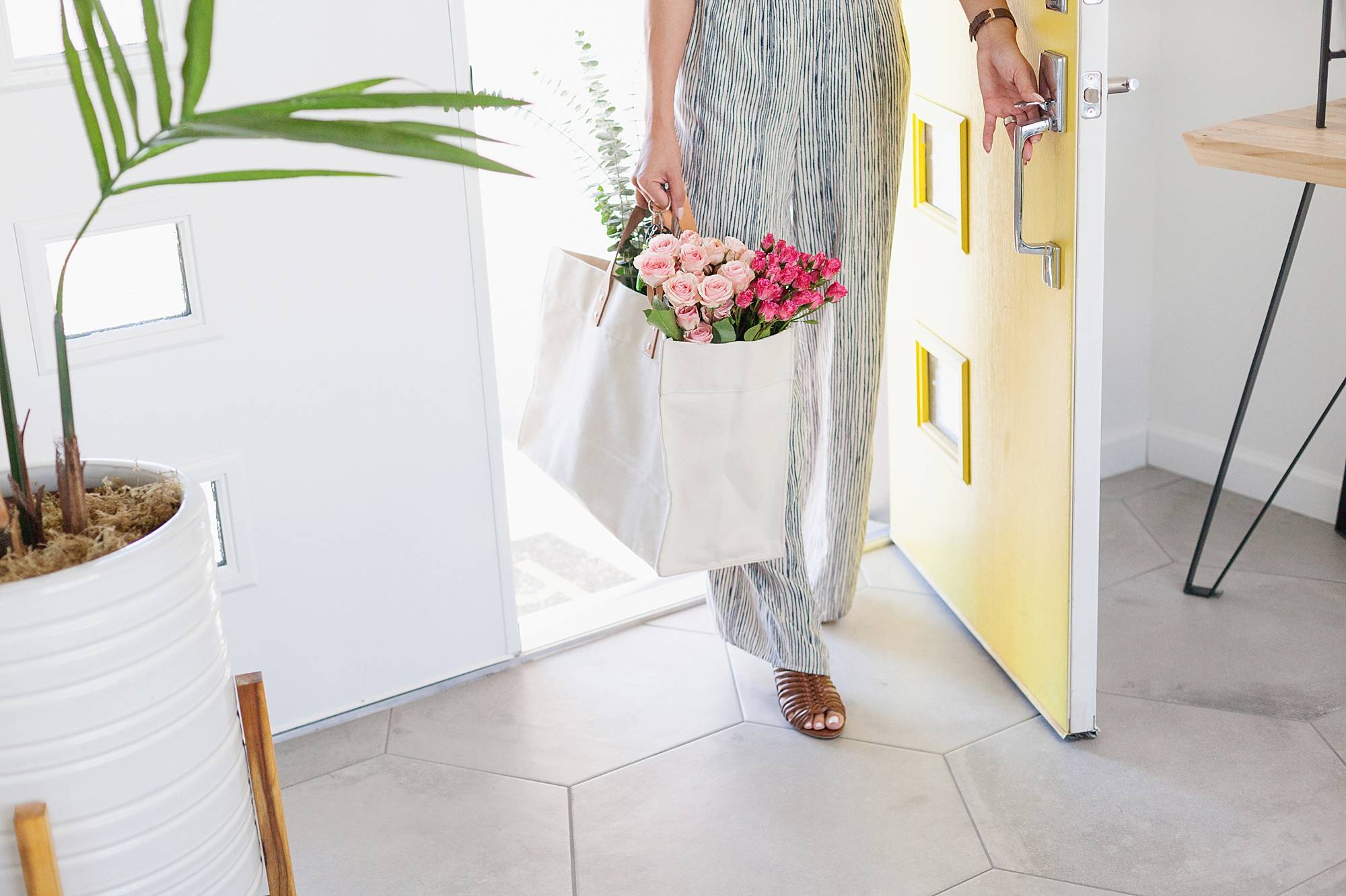 Diana Holding Bag With Flowers