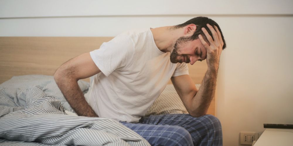 eune Homme En Vêtements De Nuit Souffrant De Maux De Tête Le Matin