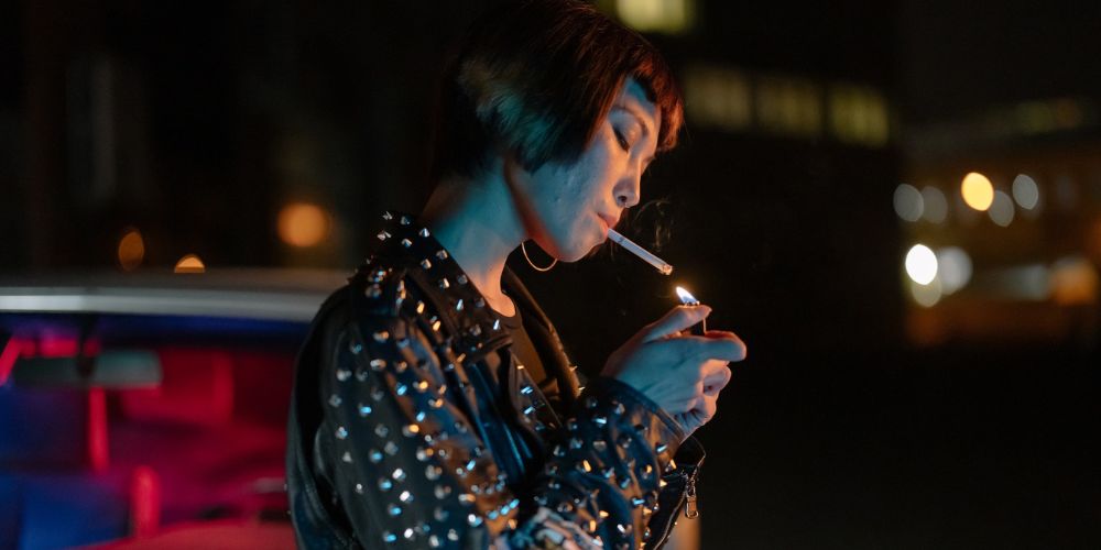 femme fumer tabac cigarette
