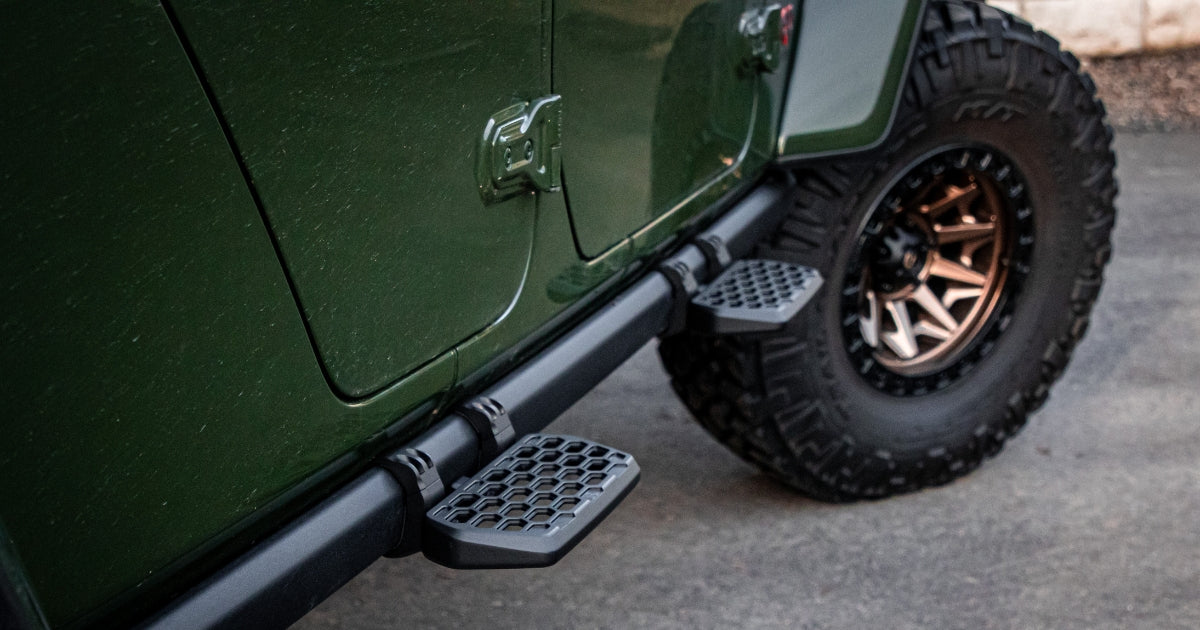 gladiator stirrup on a green jeep JL wrangler