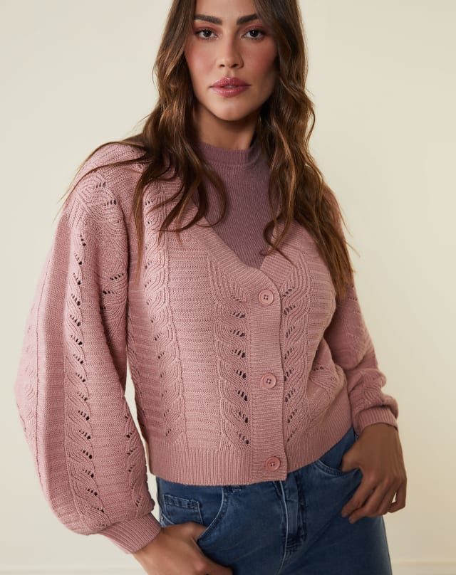 Modelo usando look com cardigan de tricô rosa