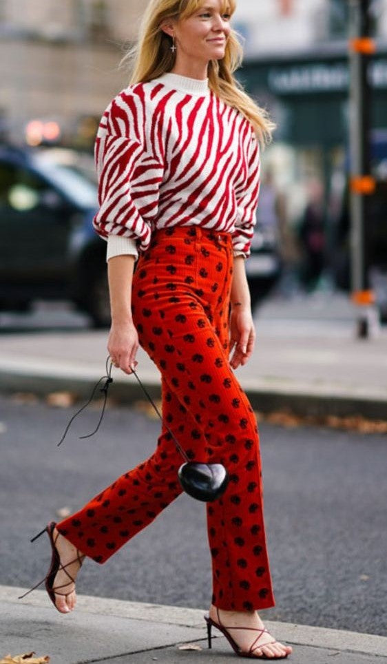 Como usar looks coloridos: calça vermelha no inverno  Red pants outfit, Red  trousers outfit, Casual work outfits