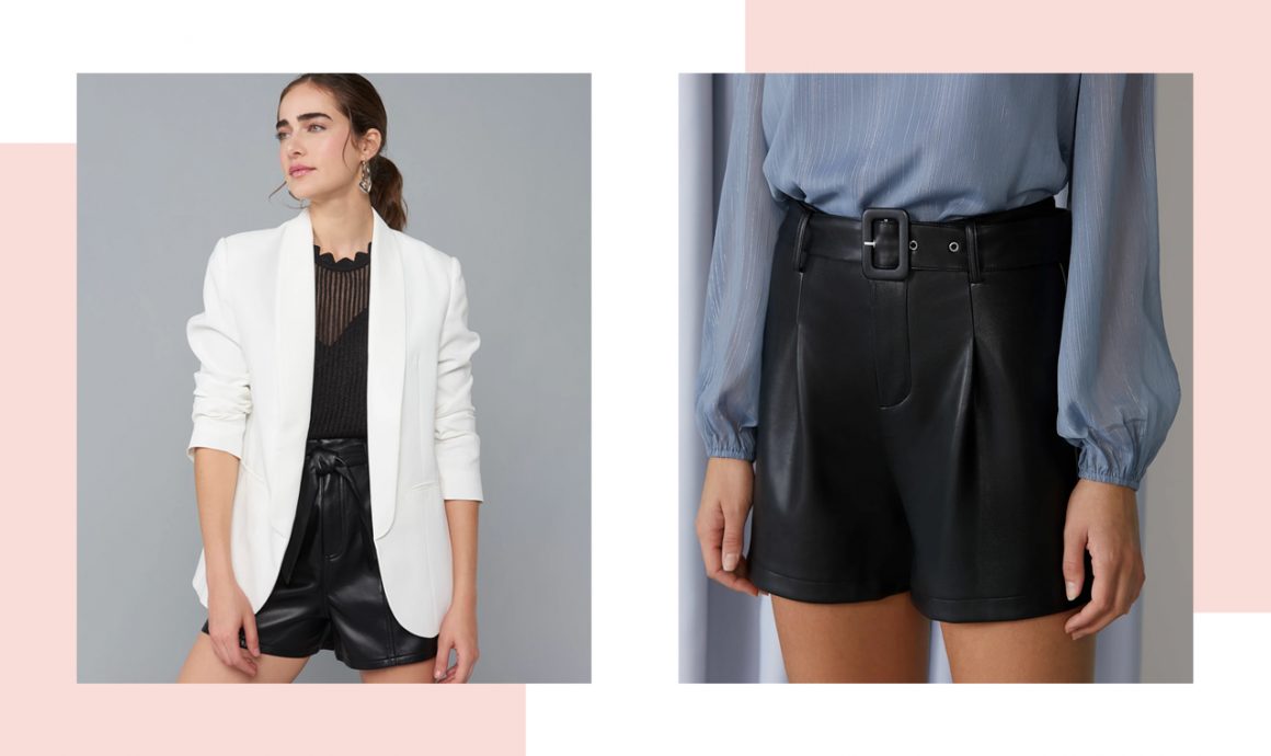 Modelo vestindo blazer branco e shorts preto de couro