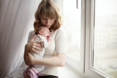 madre y recién nacido con cólico neonatal