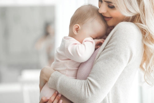 bambino dolorante per le coliche neonatali