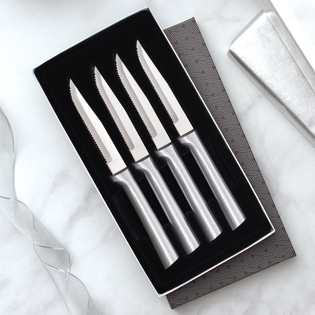 https://cdn.shopify.com/s/files/1/0623/7739/4406/products/4-serrated-steak-knives-S4S-b_1600x.jpg?v=1648830964