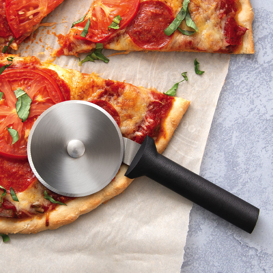 https://cdn.shopify.com/s/files/1/0623/7739/4406/products/pizza-cutter-W221-a_1600x.jpg?v=1667492972