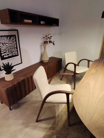 Salón con maderas naturales en tonos oscuros, combinadas con maderas más claras.