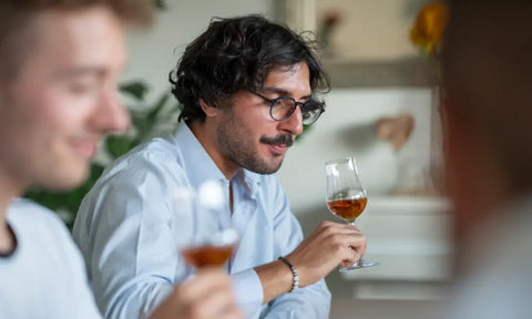 2 Männer trinken beim Tasting ein Glas Whisky