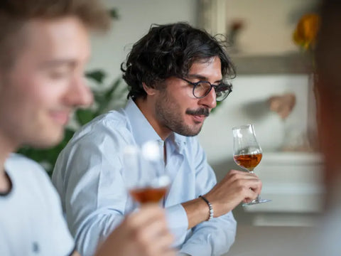 Zwei Männer trinken Whisky beim Tasting