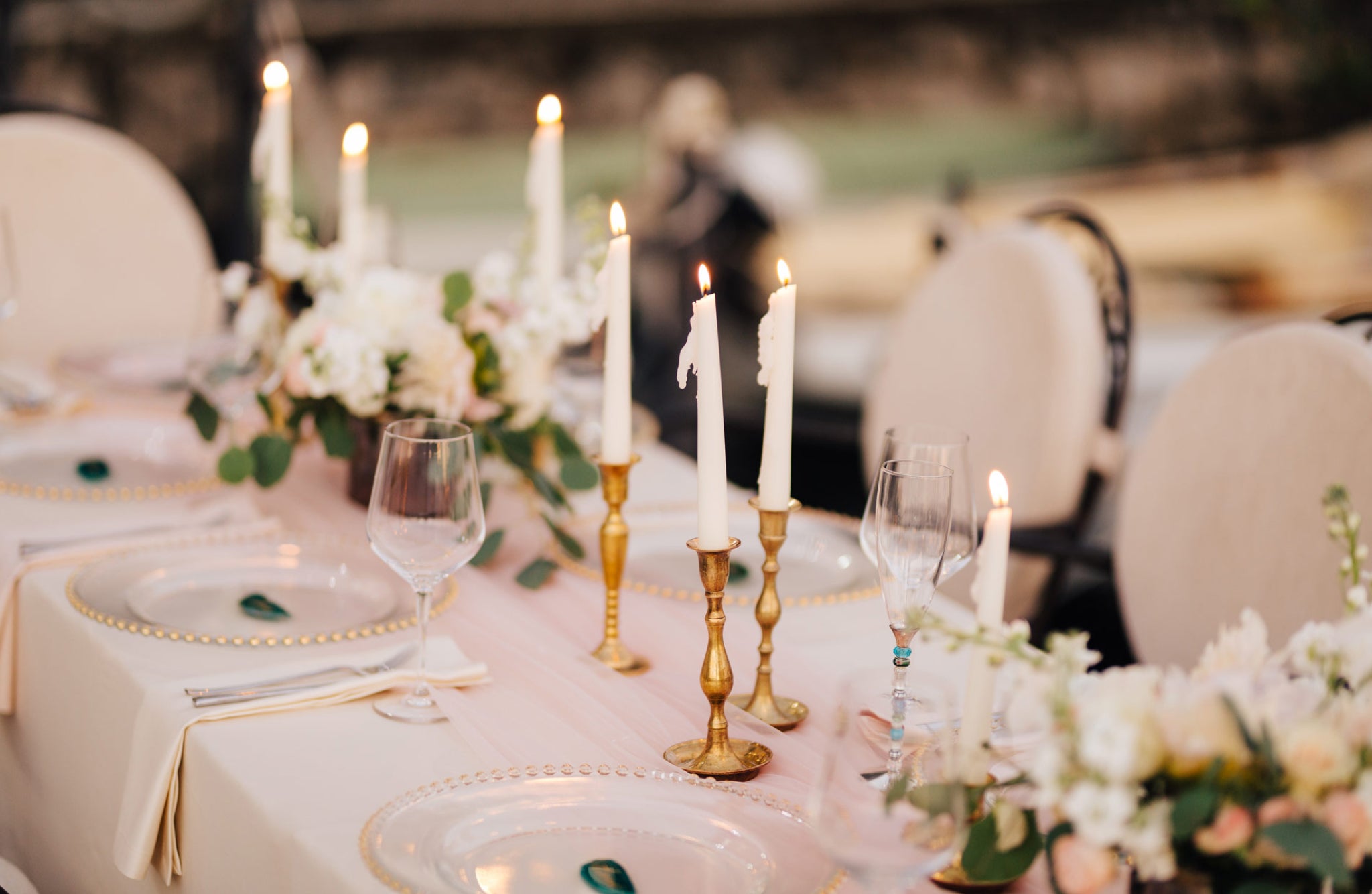 decorating wedding tables with candles