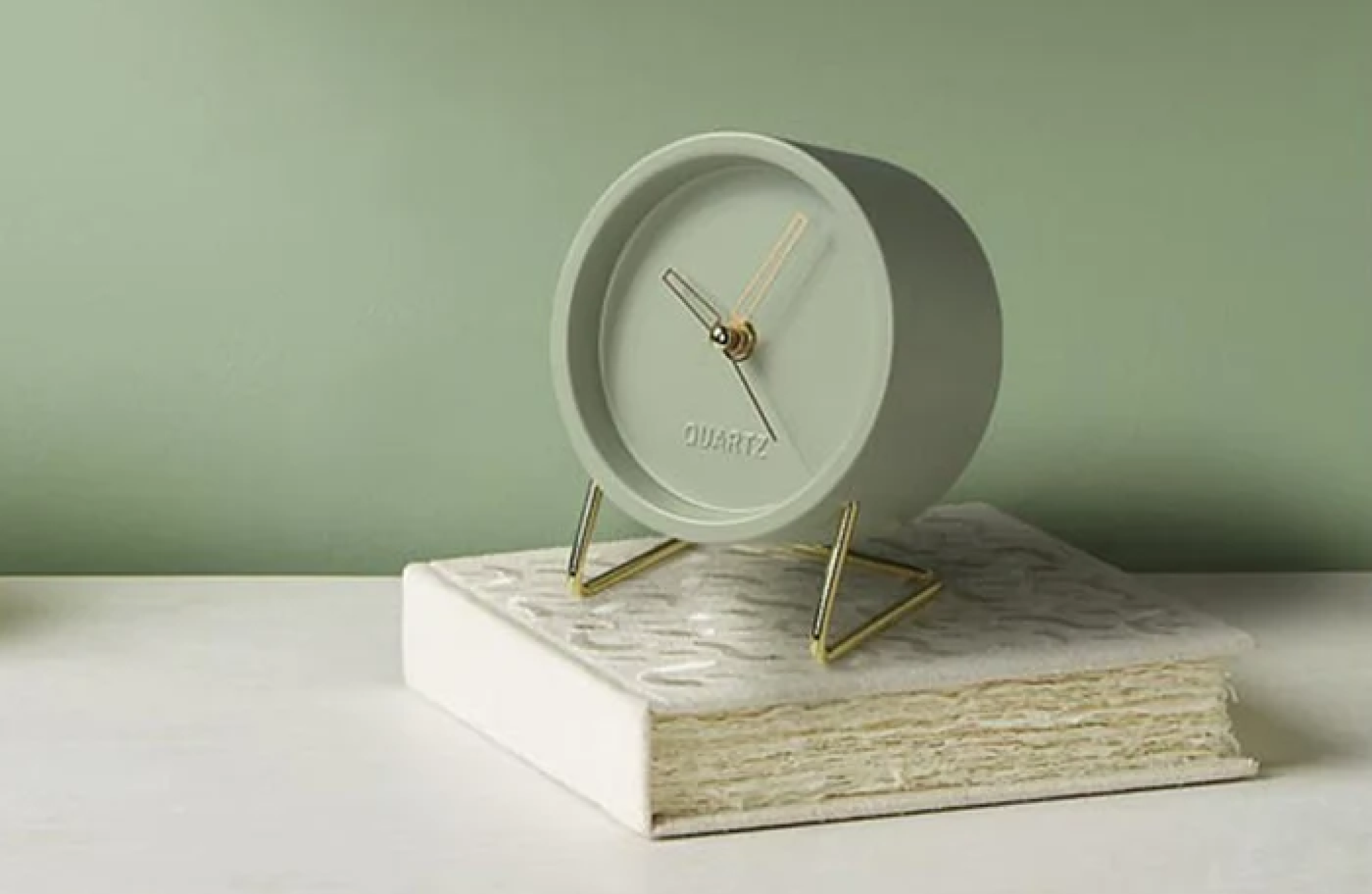 Quick Picks: Gifts That Starts with Q: Quartz Metal Table Clock