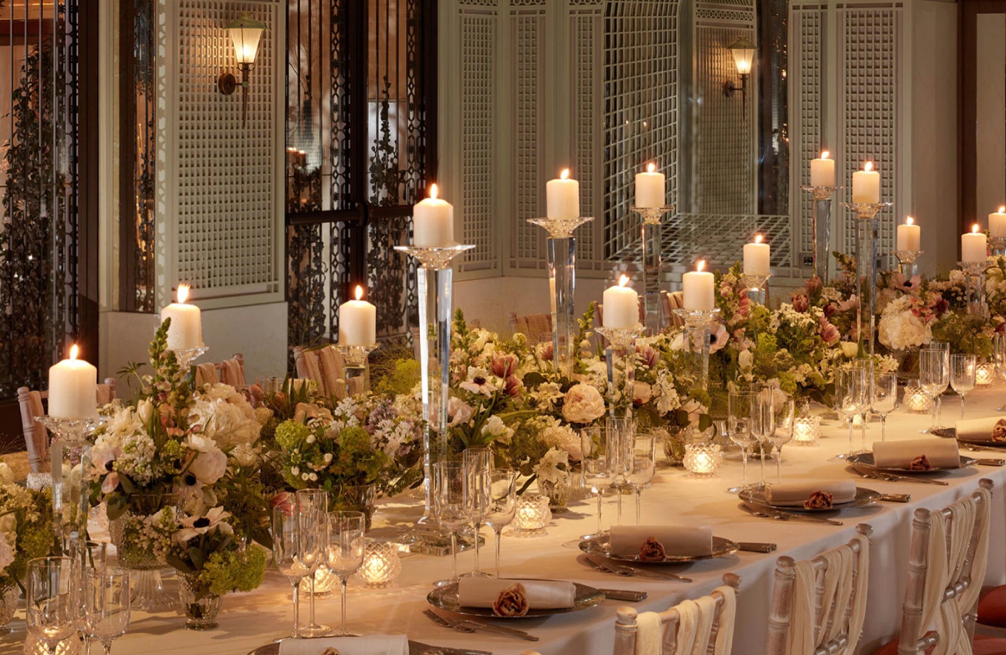 decorating wedding tables with candles