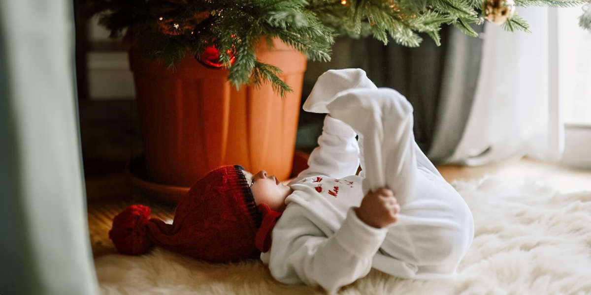 Bébé qui porte un pyjama blanc et un bonnet rouge