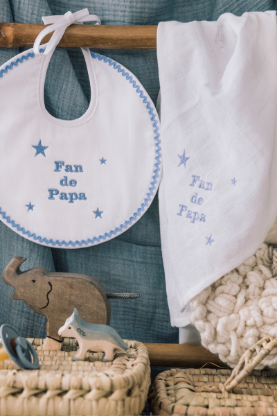 Bavoir et lange blanc avec 'Fan de papa' brodé en bleu dessus