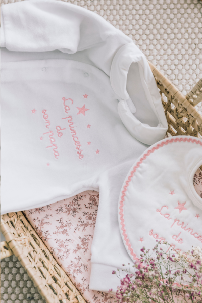 Bavoir et pyjama blanc avec 'La princesse de son papa' brodé en rose dessus></a></p>
<p>Lorsqu'il s'agit de trouver un <strong>coffret naissance garçon et fille</strong>, la recherche peut souvent s'avérer être difficile. Chez <span style=