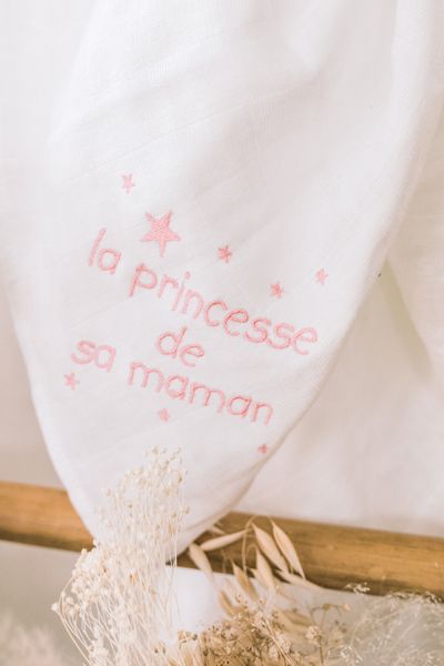 Lange blanc avec brodé en rose dessus 'la princesse de sa maman'