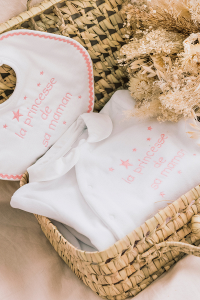 Pyjama et bavoir blanc avec écrit 'la princesse de sa maman' en rose