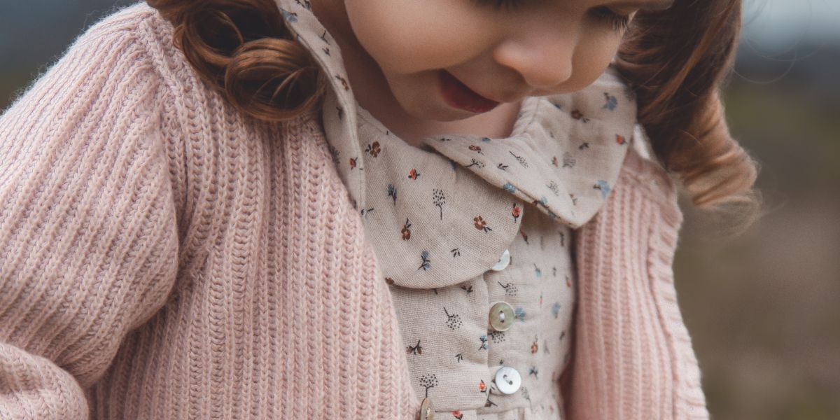 Image d'une petite fille qui porte une tenue pour la rentrée des classes en maternelle