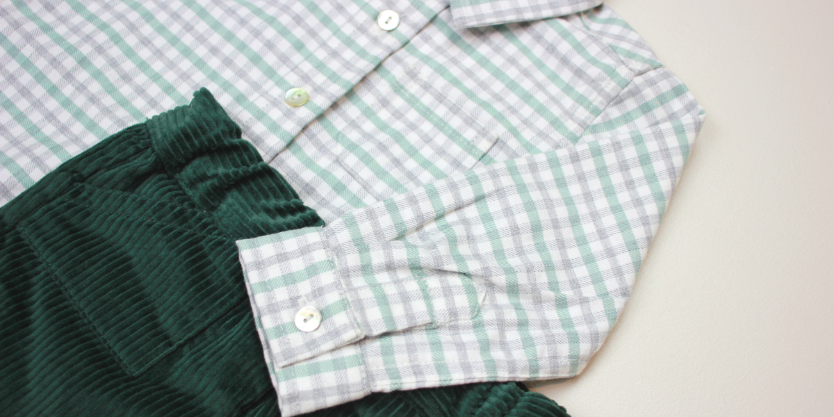 photo d'une blouse en coton blanche et bleu avec un pantalon à velours vert