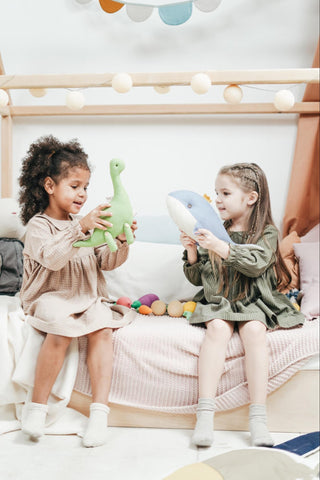 Niños jugando en la cama del suelo